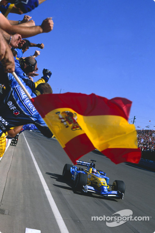 El ganador Fernando Alonso celebra su victoria