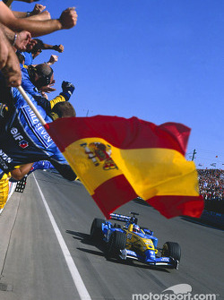 El ganador Fernando Alonso celebra su victoria