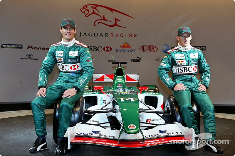 Mark Webber y Christian Klien posan con el nuevo Jaguar R5