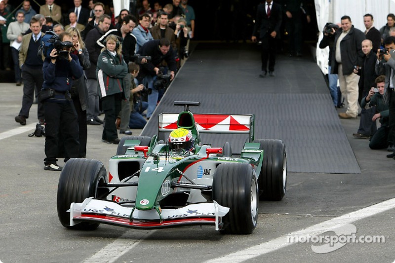 Mark Webber exits marquee ve, onto track to test yeni Jaguar R5