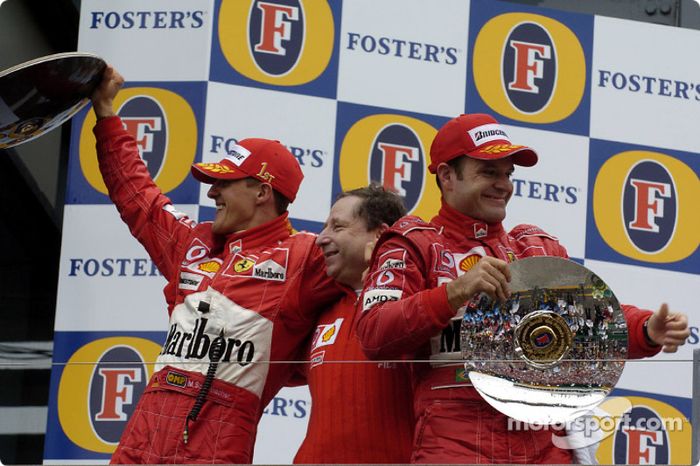 Podio: el ganador de la carrera Michael Schumacher, Jean Todt y Rubens Barrichello celebran