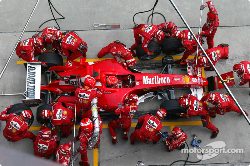 Parada de pits para Michael Schumacher