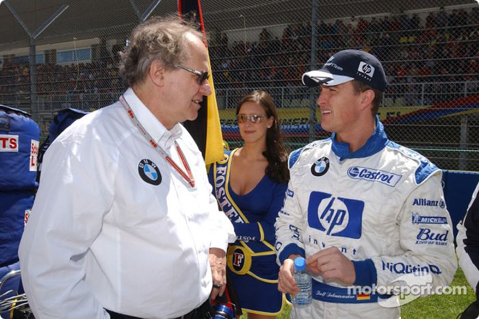 Miembro de la Junta de Desarrollo del Grupo BMW, el profesor Burkard Goeschel con Ralf Schumacher en la salida