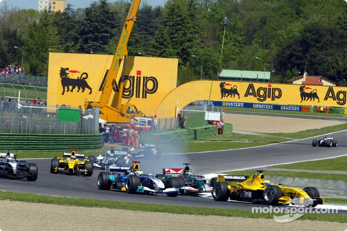 Giorgio Pantano lucha con Giancarlo Fisichella y Christian Klien