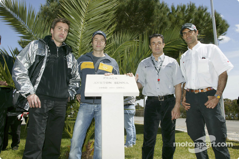 Bernd Schneider, Heinz-Harald Frentzen, Jean Alesi y Emanuele Pirro rinden homenaje a Ayrton Senna e