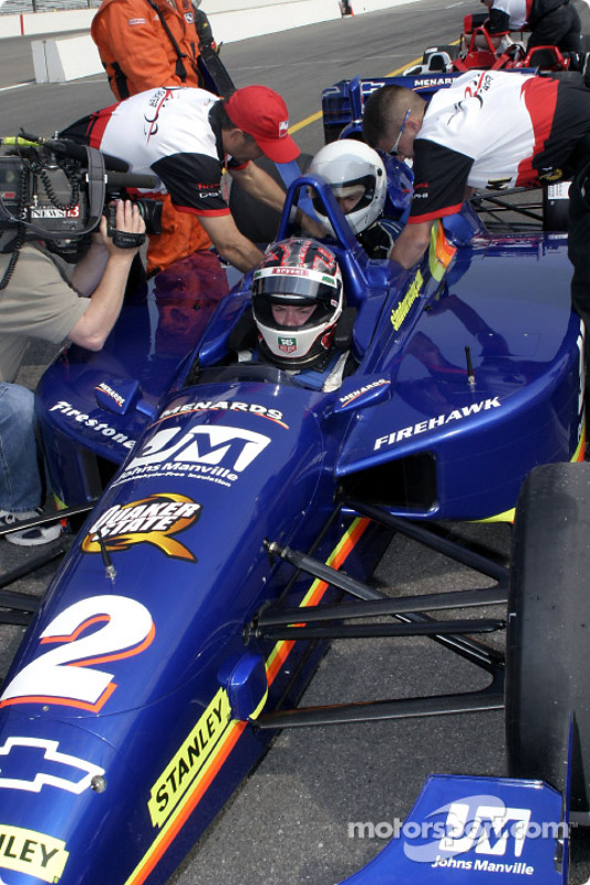 Sarah Fisher emmène un invité dans la bi-place de l'Indy Racing League