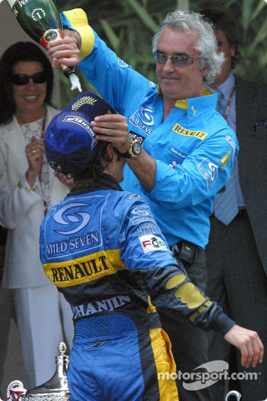 Flavio Briatore vierte champán sobre Jarno Trulli