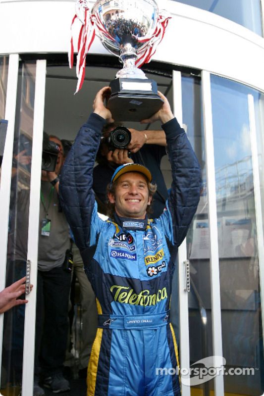 Ganador de la carrera Jarno Trulli celebra