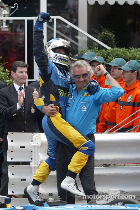 Jarno Trulli celebra la victoria con Flavio Briatore