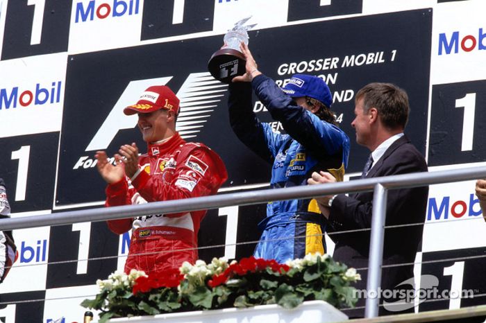 Podio: ganador de la carrera Michael Schumacher y el tercer lugar Fernando Alonso