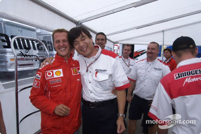 Michael Schumacher celebra su 7 º Campeonato del mundo con los miembros del equipo Bridgestone