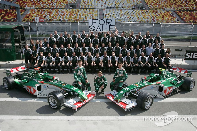 Family picture for Mark Webber, Bjorn Wirdheim, Christian Klien and the Jaguar team members