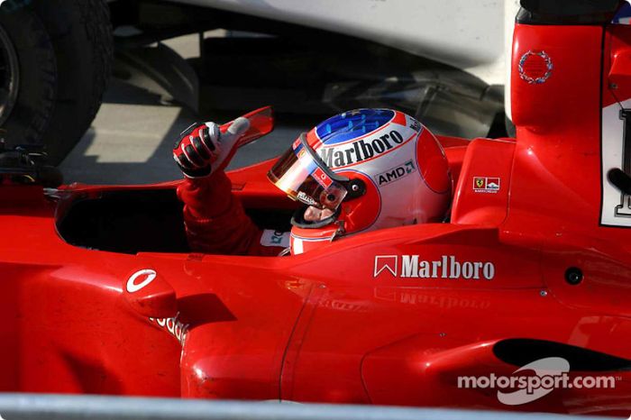 Rubens Barrichello, ganador de la carrera, llega al Parc Fermé