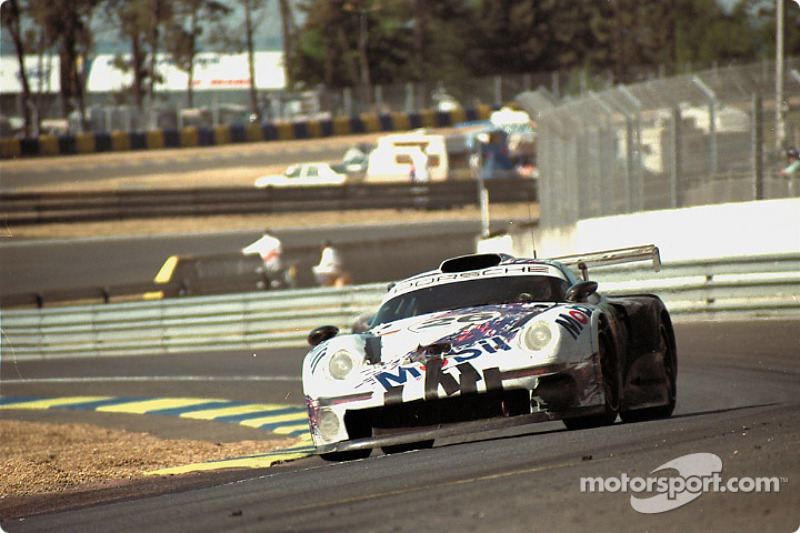 #26 Porsche AG Porsche 911 GT1: Карл Вендлінгер, Яннік Дальма, Скотт Гудйер