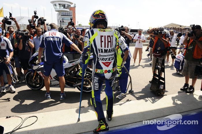 El 4 de junio de 2010, Valentino Rossi se iba al suelo durante el FP1 del GP de Italia y se fracturaba la tibia y el peroné de la pierna derecha. Por primera vez en su trayectoria se iba a perder una carrera. La previsión era 6 meses de baja. El 16 de julio, 42 días después, reaparecía en el Gran Premio de Alemania. Terminó 4º