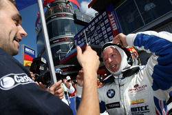 Andy Priaulx, BMW Team RBM, BMW 320si celebra su triunfo