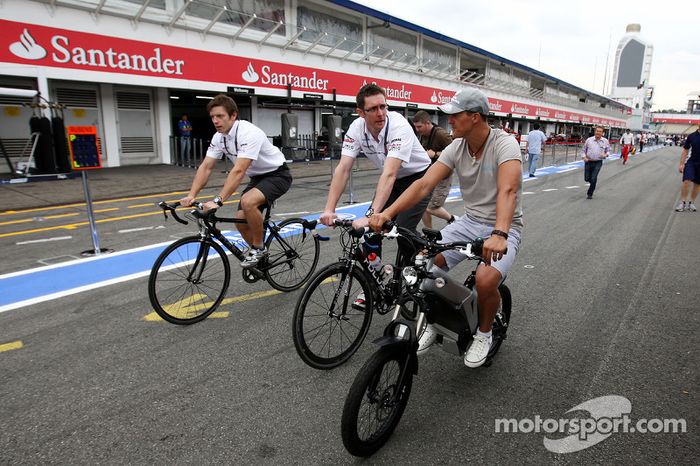 Michael Schumacher, Mercedes GP con su bicicleta eléctrica con Andrew Shovlin, Mercedes GP, Ingenier