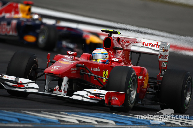 Фернандо Алонсо (Ferrari) попереду Себастьяна Феттеля (Red Bull Renault)
