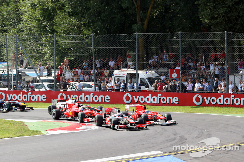 Старт: Дженсон Баттон (McLaren Mercedes) випереджає Фернандо Алонсо (Ferrari)