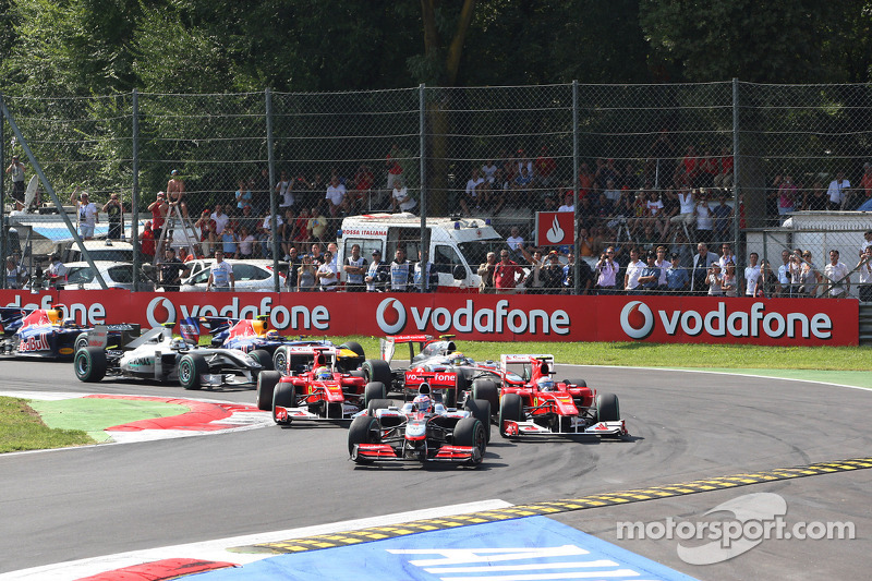 Старт: Дженсон Баттон (McLaren Mercedes) випереджає Фернандо Алонсо (Ferrari)