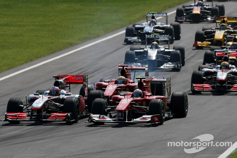 Старт: Дженсон Баттон (McLaren Mercedes) випереджає Фернандо Алонсо (Ferrari)