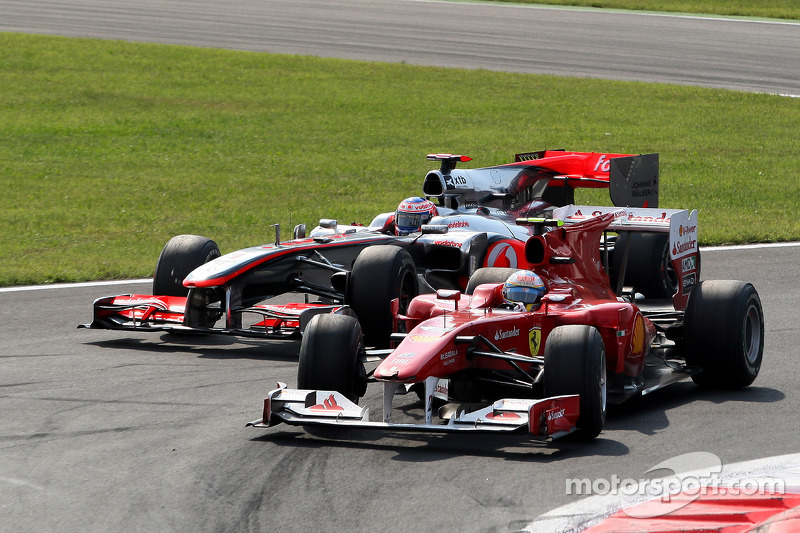 Фернандо Алонсо (Ferrari) випереджає Дженсона Баттона (McLaren Mercedes)