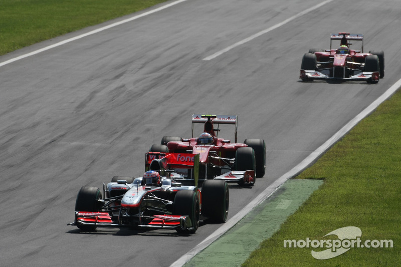 Дженсон Баттон (McLaren Mercedes), Фернандо Алонсо (Ferrari) та Феліпе Масса (Ferrari)
