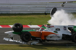 Vitantonio Liuzzi, Force India F1 Team, accidenté au premier virage