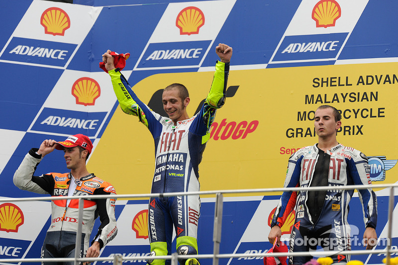 Podio: ganador de la carrera Valentino Rossi, Fiat Yamaha Team, segundo lugar Andrea Dovizioso, Repsol Honda Team, y tercer lugar MotoGP campeón Jorge Lorenzo, Fiat Yamaha