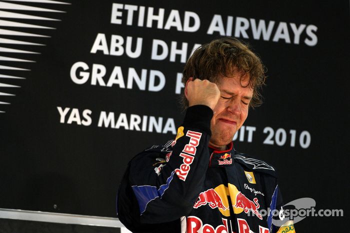 Emoción en el podio para Sebastian Vettel, Red Bull Racing, campeón del mundo de F1 2010