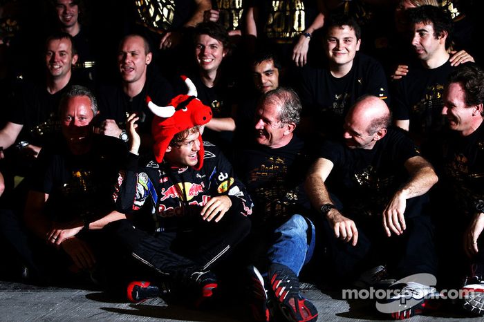 El ganador del GP de Abu Dhabi y campeón del mundo de Fórmula 1, 2010 Sebastian Vettel, Red Bull Racing, celebra con su equipo