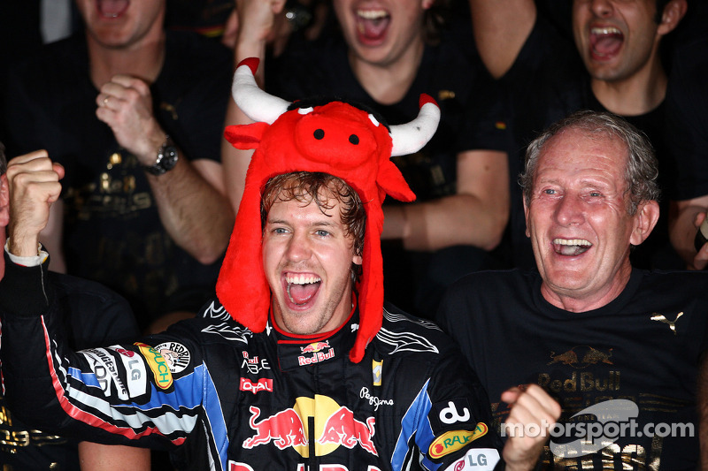 Race winnaar en 2010 wereldkampioen F1 Sebastian Vettel, Red Bull Racing  viert met team