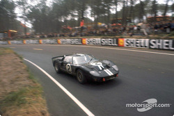 Première victoire Ford aux 24 Heures du Mans 1966 : la Ford GT-40 Mark II gagnante pilotée par Bruce McLaren et Chris Amon