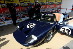 Эдриан Ньюи, технический директор Red Bull Racing управляет Ford GT40