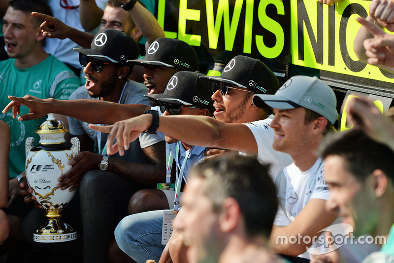 Ganador de la carrera Lewis Hamilton, Mercedes AMG F1 celebra con compañero de equipo Nico Rosberg, Mercedes AMG F1 y el equipo