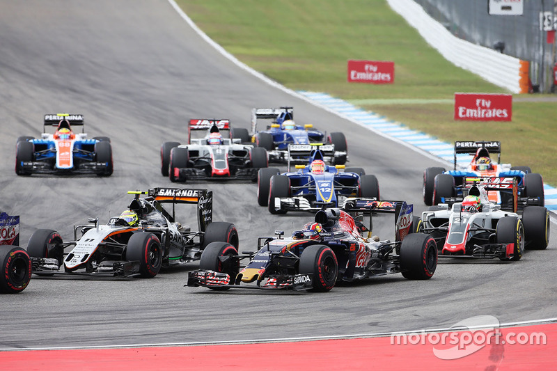 Sergio Pérez, Sahara Force India F1 VJM09 y Daniil Kvyat, Scuderia Toro Rosso STR11