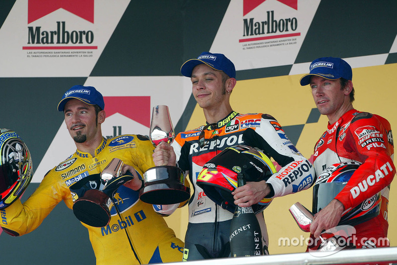 Pódio: 1º Valentino Rossi, 2º, Max Biaggi, 3º Troy Bayliss