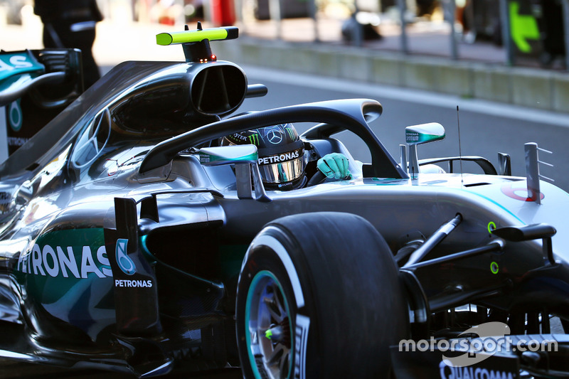 Nico Rosberg, Mercedes AMG F1 W07 Hybrid con la cubierta de la cabina Halo