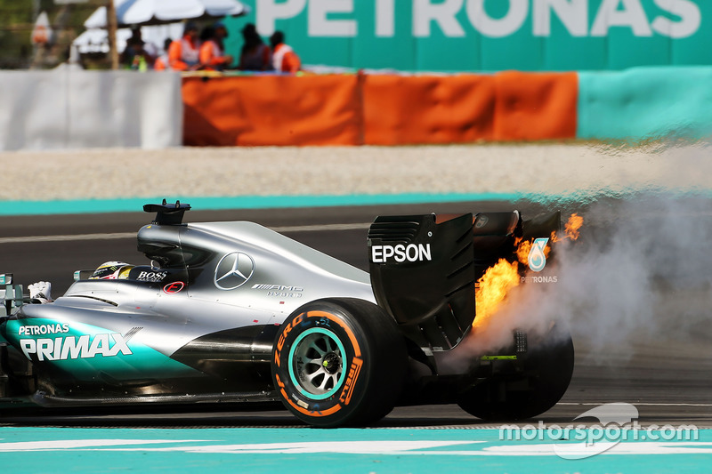 Lewis Hamilton, Mercedes AMG F1 W07 Hybrid retirado de la carrera por problemas con el motor