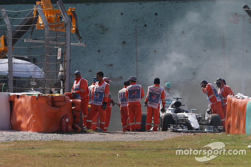 Lewis Hamilton, Mercedes AMG F1 W07 Hybrid truena su motor y se retira de la carrera
