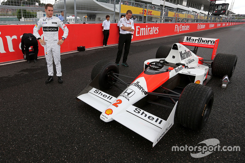 Stoffel Vandoorne,tercer piloto, McLaren F1 Team conduce el 1989 McLaren MP4/5 de Alain Prost
