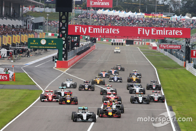 Nico Rosberg (GER) Mercedes AMG F1 W07 Hybrid leads at the start of the race