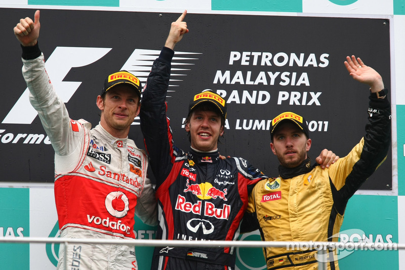 Podium: Sieger Sebastian Vettel, Red Bull Racing; 2. Jenson Button, McLaren Mercedes; 3. Nick Heidfe