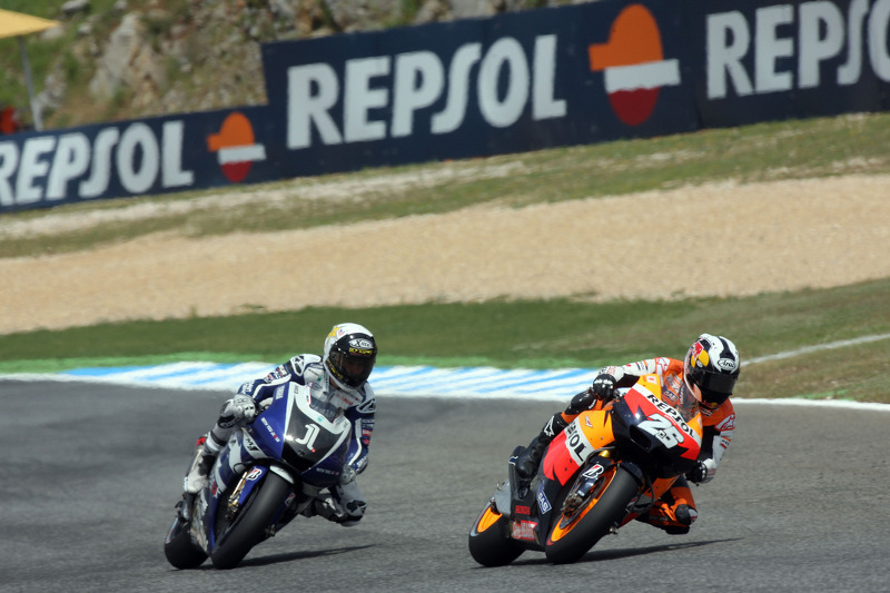 Dani Pedrosa mène devant Jorge Lorenzo