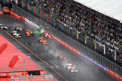 Trouble for Danica Patrick, Andretti Autosport, Simona de Silvestro, HVM Racing, Helio Castroneves, Team Penske