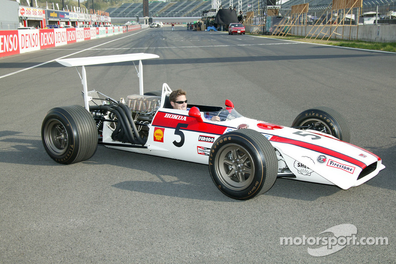 Jeff Bucknum in a vintage Honda F1 car at Motegi
