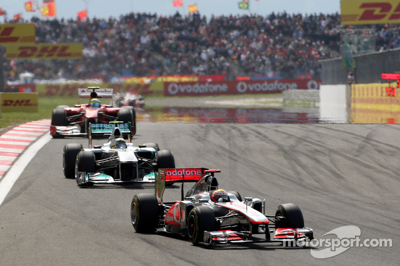 Lewis Hamilton, McLaren Mercedes, MP4-26 ve Nico Rosberg, Mercedes GP F1 Team, MGP W02