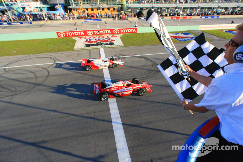 Dan Wheldon takes the checkered flag inches ahead of Helio Castroneves