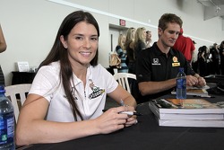 Danica Patrick signe des autographes