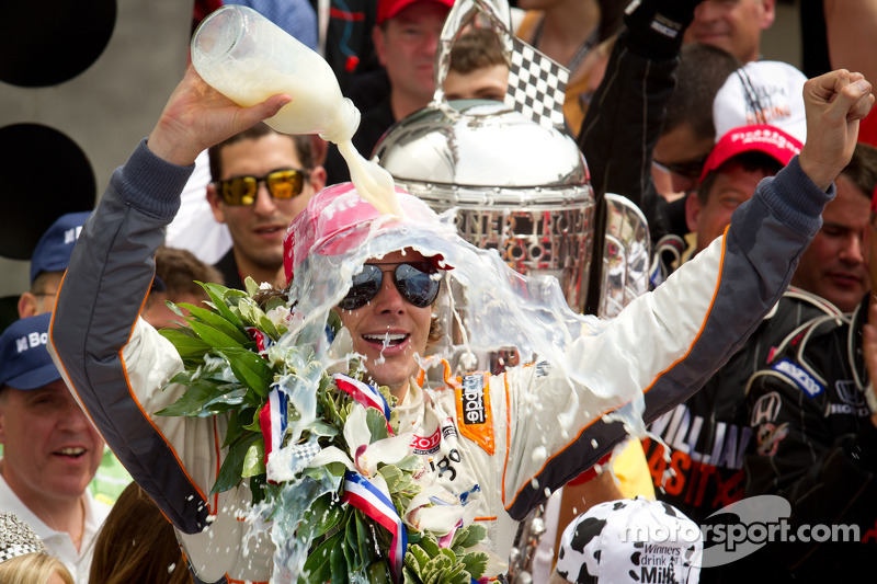 Dan Wheldon und seine Milch-Party